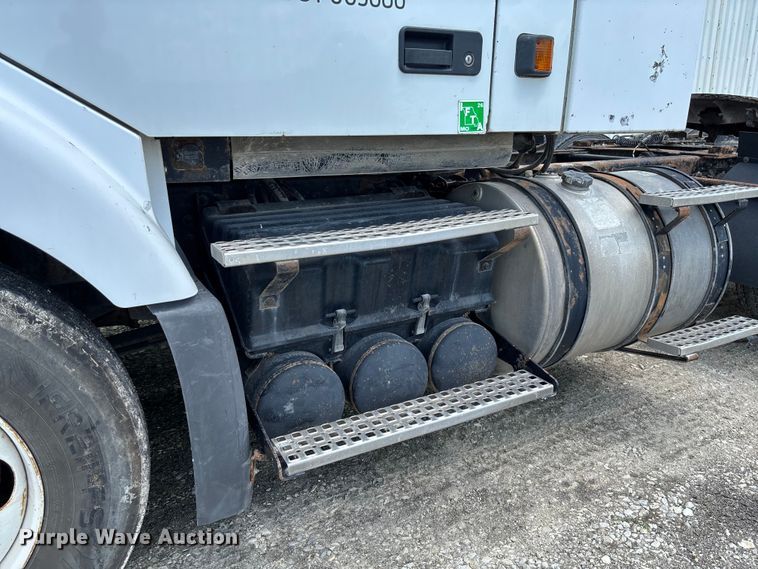 image for item FC1774 2002 Volvo VNL semi truck
