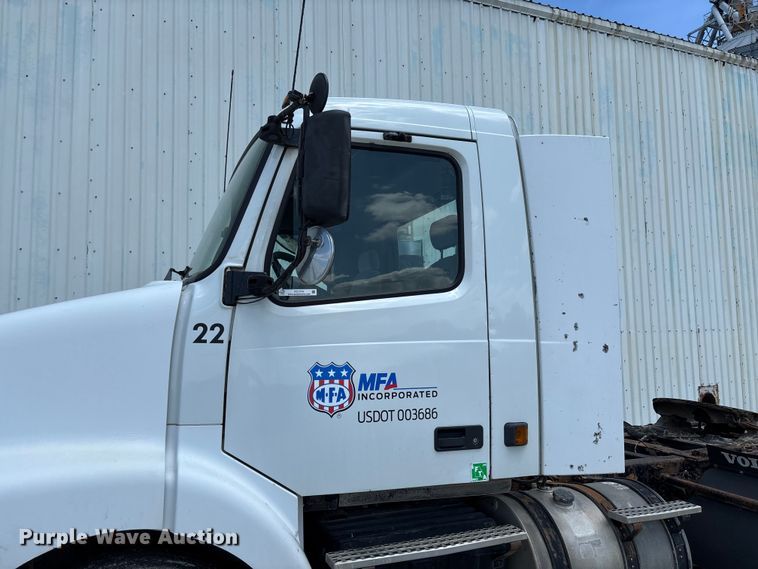 image for item FC1774 2002 Volvo VNL semi truck