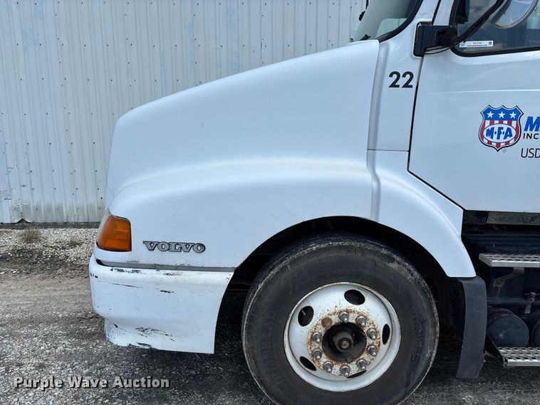 image for item FC1774 2002 Volvo VNL semi truck