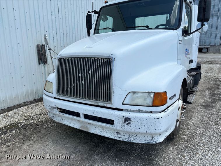 image for item FC1774 2002 Volvo VNL semi truck