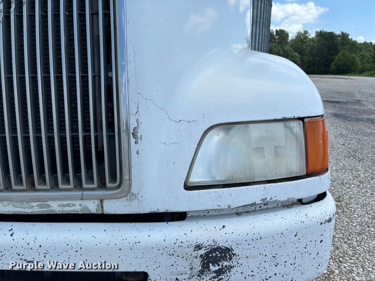 image for item FC1774 2002 Volvo VNL semi truck