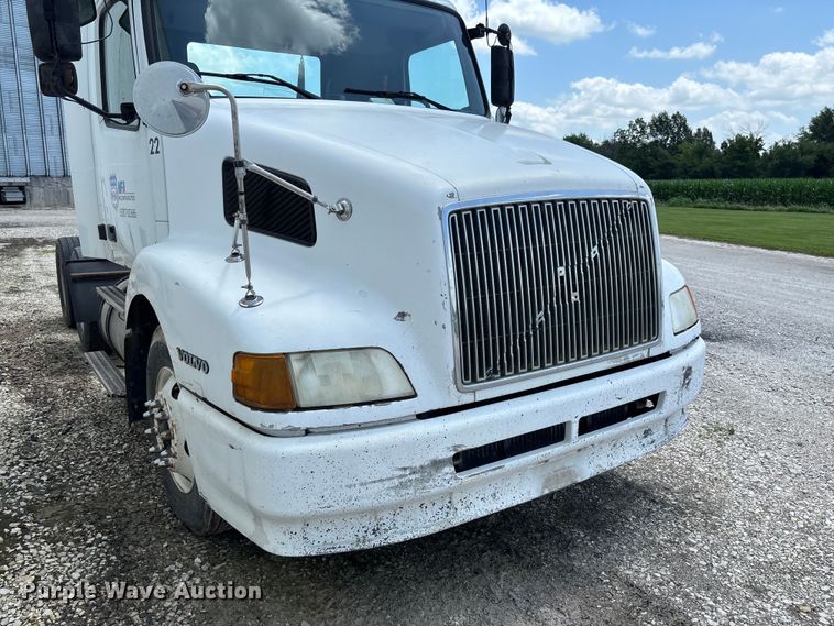 image for item FC1774 2002 Volvo VNL semi truck