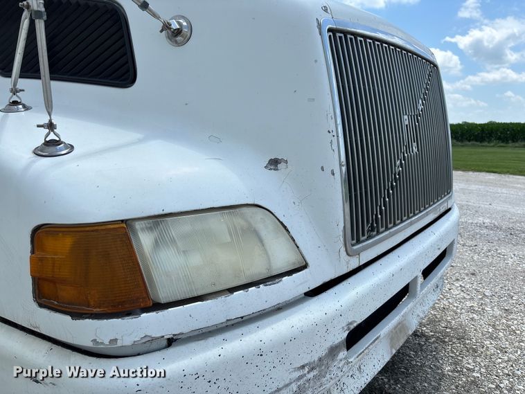 image for item FC1774 2002 Volvo VNL semi truck