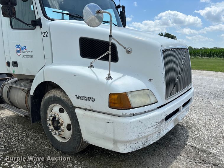 image for item FC1774 2002 Volvo VNL semi truck
