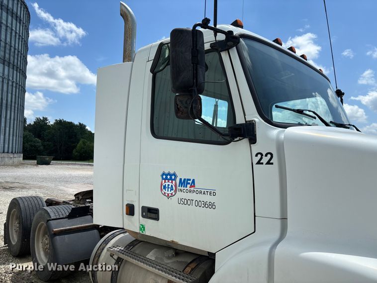 image for item FC1774 2002 Volvo VNL semi truck
