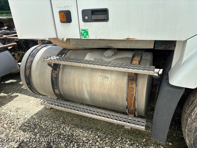 image for item FC1774 2002 Volvo VNL semi truck