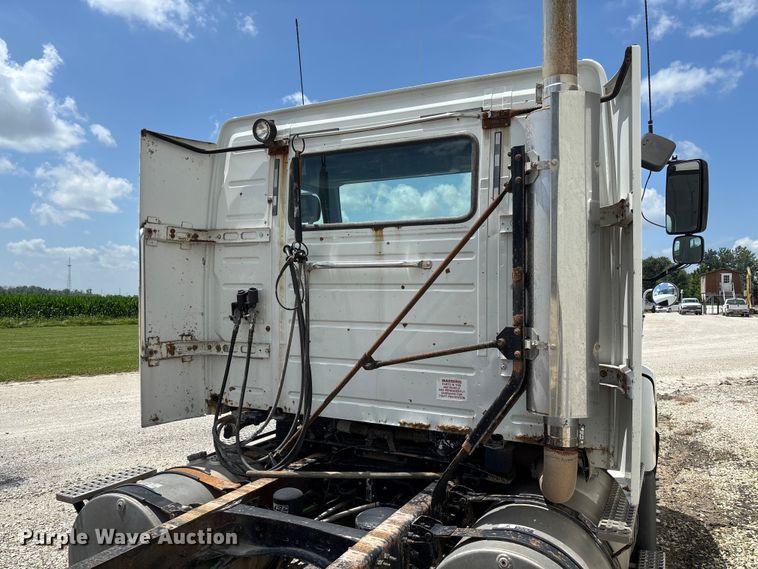 image for item FC1774 2002 Volvo VNL semi truck