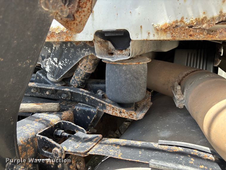 image for item FC1774 2002 Volvo VNL semi truck