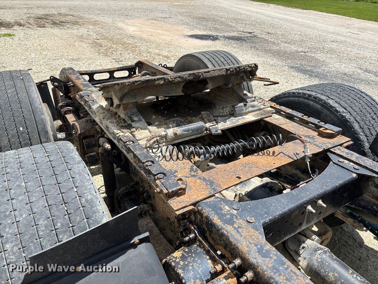 image for item FC1774 2002 Volvo VNL semi truck
