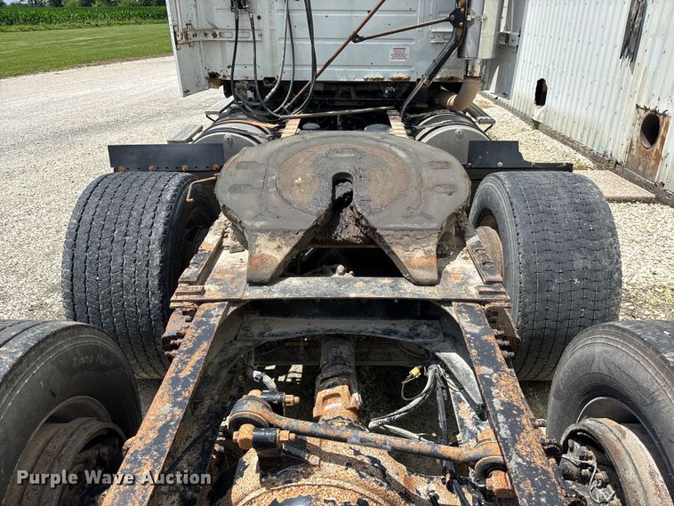 image for item FC1774 2002 Volvo VNL semi truck