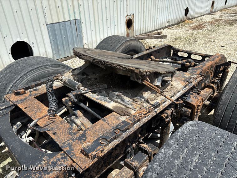 image for item FC1774 2002 Volvo VNL semi truck