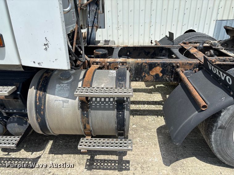 image for item FC1774 2002 Volvo VNL semi truck