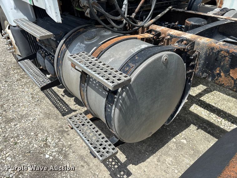 image for item FC1774 2002 Volvo VNL semi truck