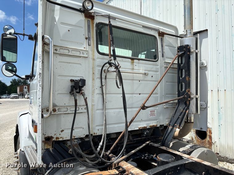 image for item FC1774 2002 Volvo VNL semi truck