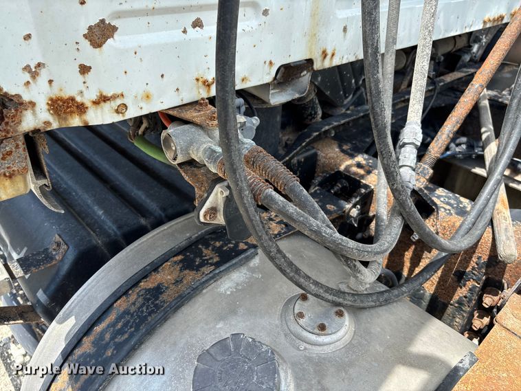 image for item FC1774 2002 Volvo VNL semi truck