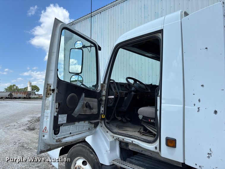 image for item FC1774 2002 Volvo VNL semi truck