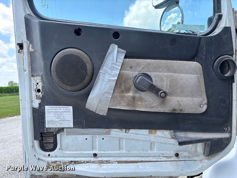 image for item FC1774 2002 Volvo VNL semi truck