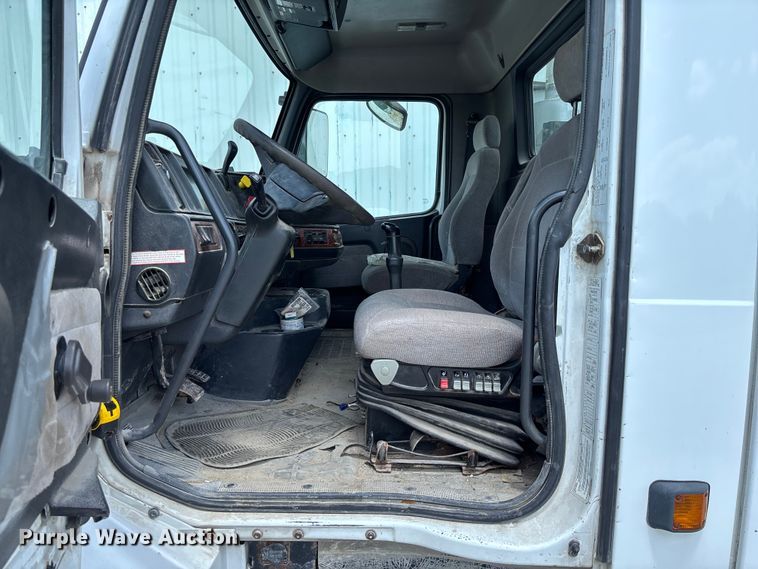 image for item FC1774 2002 Volvo VNL semi truck