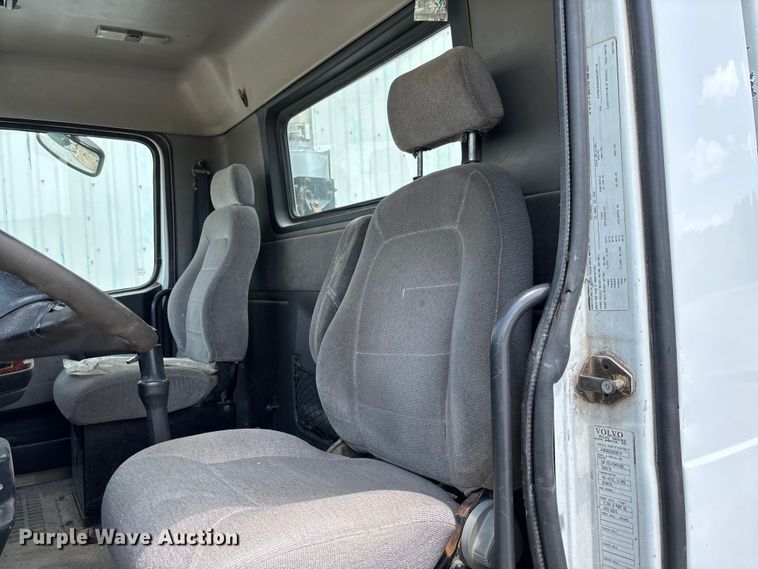 image for item FC1774 2002 Volvo VNL semi truck