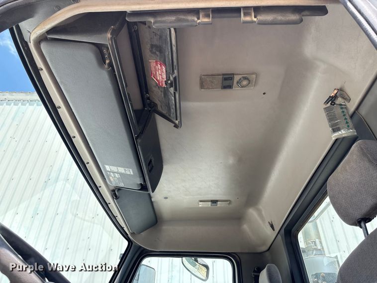 image for item FC1774 2002 Volvo VNL semi truck