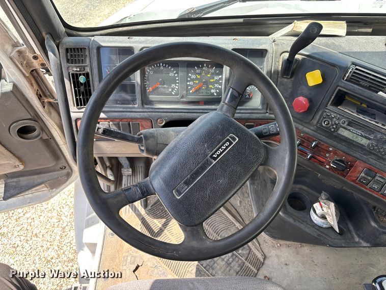 image for item FC1774 2002 Volvo VNL semi truck