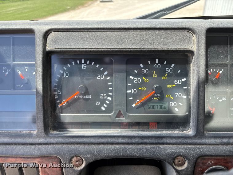 image for item FC1774 2002 Volvo VNL semi truck