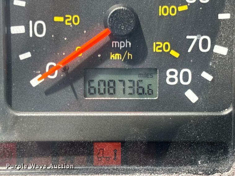 image for item FC1774 2002 Volvo VNL semi truck