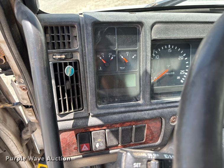 image for item FC1774 2002 Volvo VNL semi truck