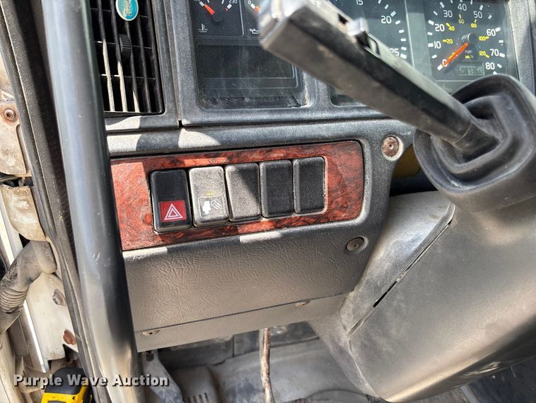 image for item FC1774 2002 Volvo VNL semi truck