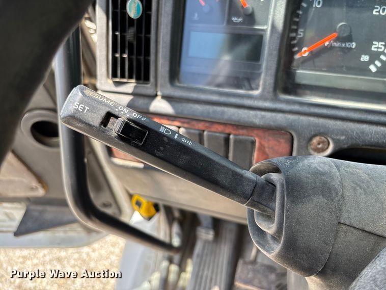 image for item FC1774 2002 Volvo VNL semi truck