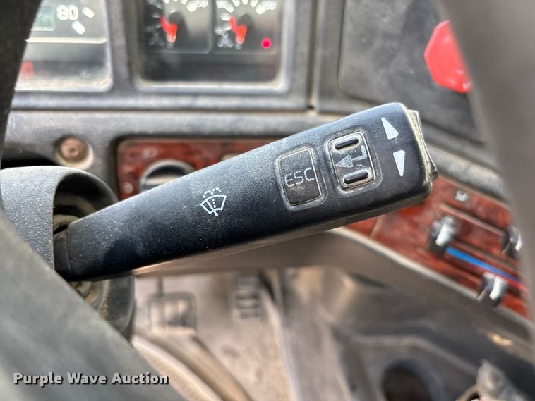 image for item FC1774 2002 Volvo VNL semi truck