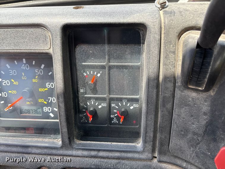 image for item FC1774 2002 Volvo VNL semi truck