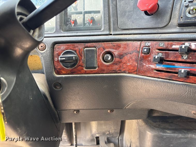 image for item FC1774 2002 Volvo VNL semi truck