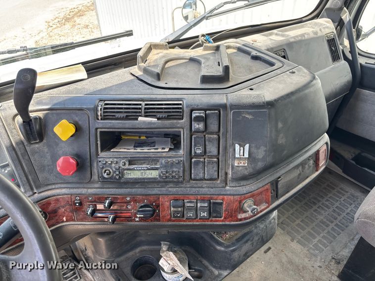 image for item FC1774 2002 Volvo VNL semi truck