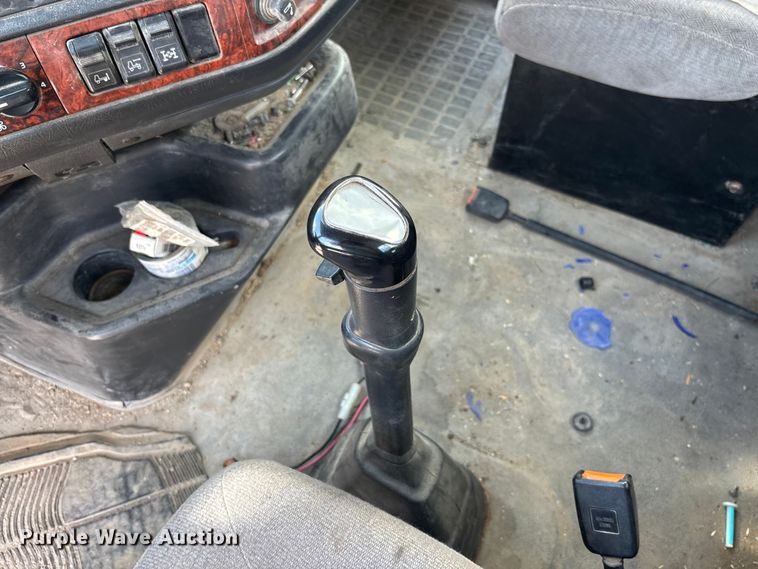 image for item FC1774 2002 Volvo VNL semi truck