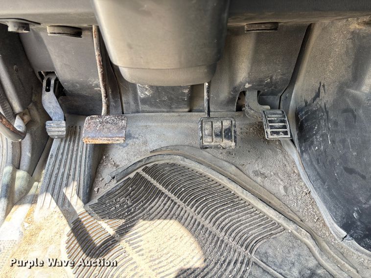 image for item FC1774 2002 Volvo VNL semi truck