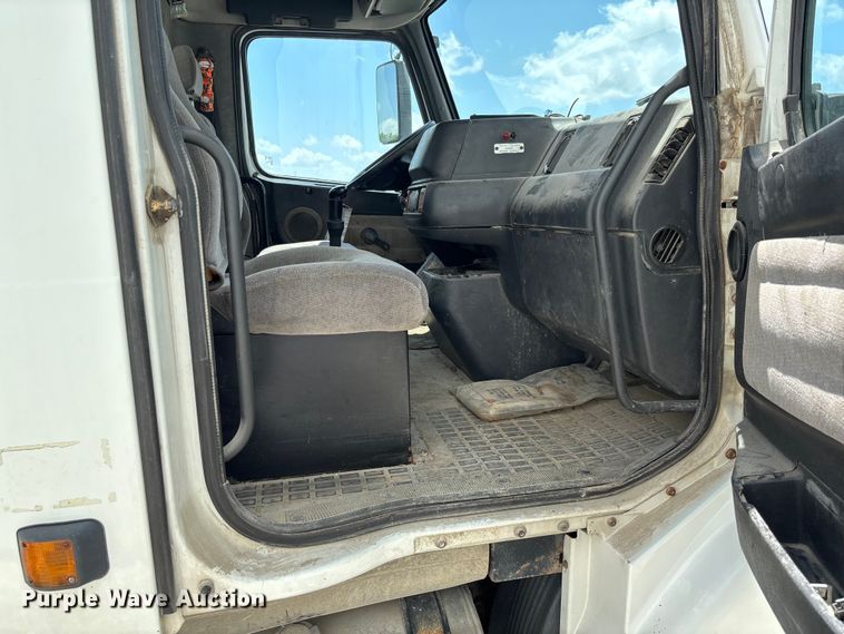 image for item FC1774 2002 Volvo VNL semi truck