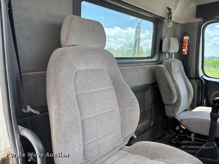 image for item FC1774 2002 Volvo VNL semi truck
