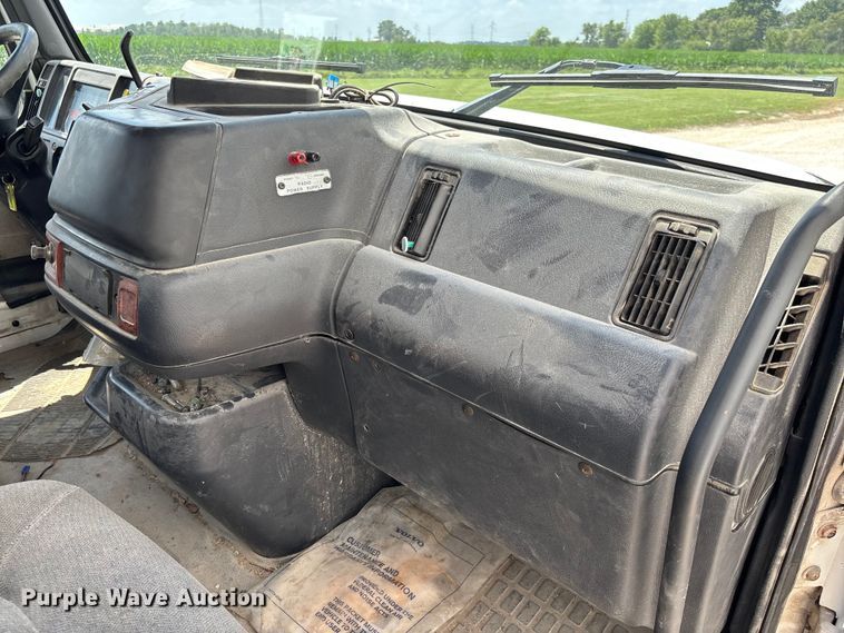 image for item FC1774 2002 Volvo VNL semi truck