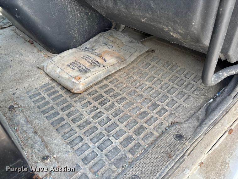 image for item FC1774 2002 Volvo VNL semi truck