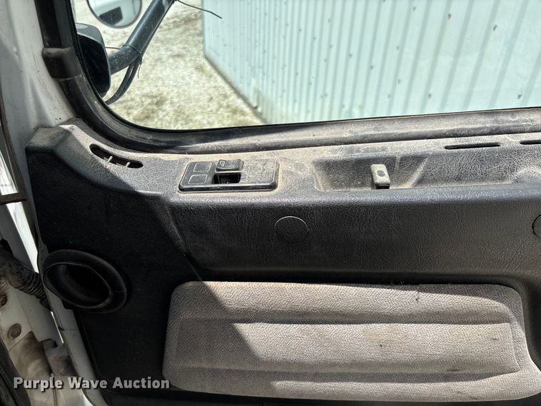 image for item FC1774 2002 Volvo VNL semi truck