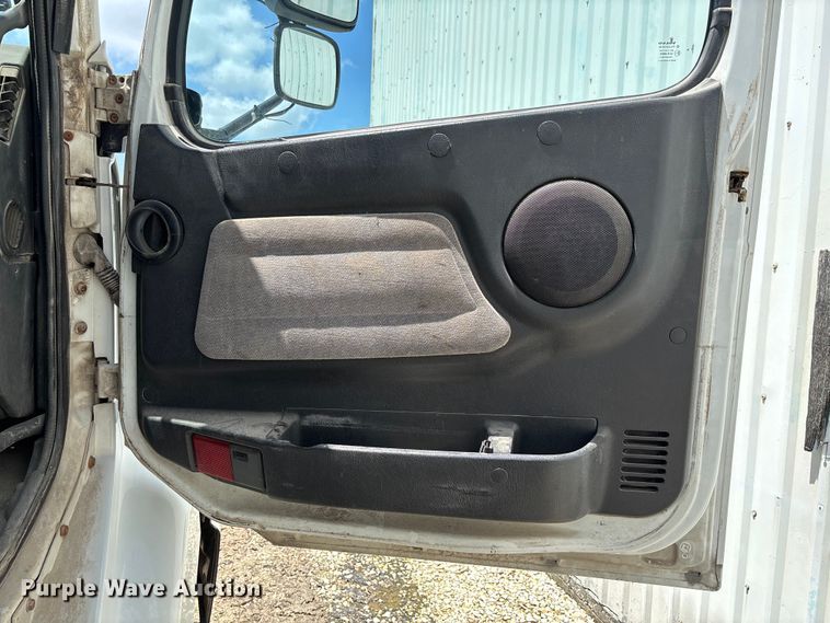image for item FC1774 2002 Volvo VNL semi truck