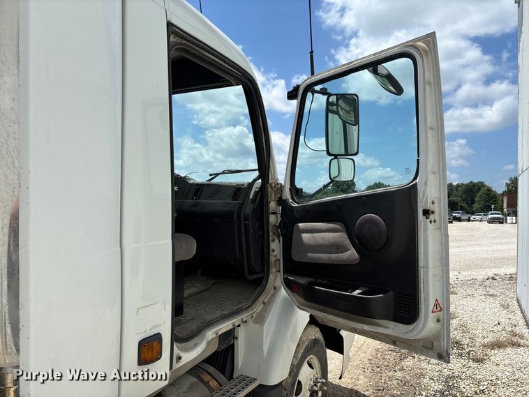 image for item FC1774 2002 Volvo VNL semi truck