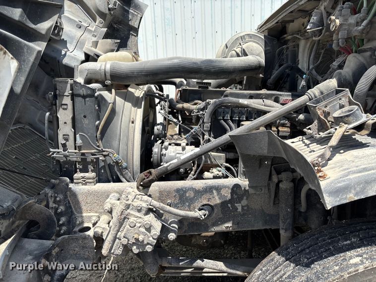 image for item FC1774 2002 Volvo VNL semi truck