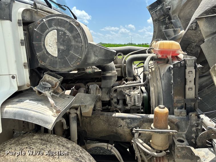 image for item FC1774 2002 Volvo VNL semi truck