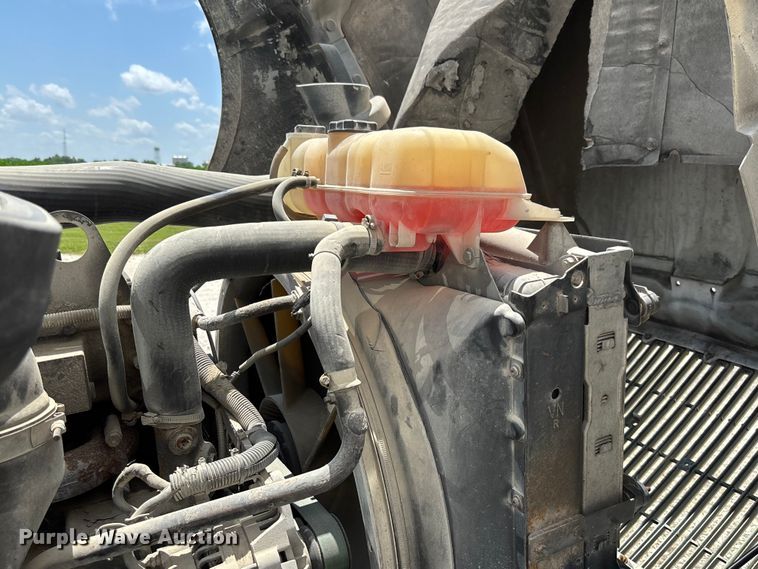 image for item FC1774 2002 Volvo VNL semi truck