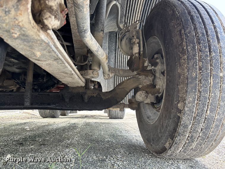 image for item FC1774 2002 Volvo VNL semi truck