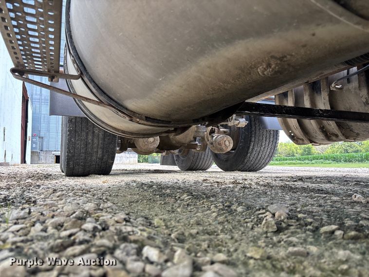 image for item FC1774 2002 Volvo VNL semi truck