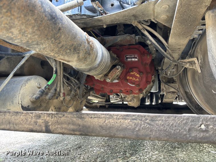 image for item FC1774 2002 Volvo VNL semi truck
