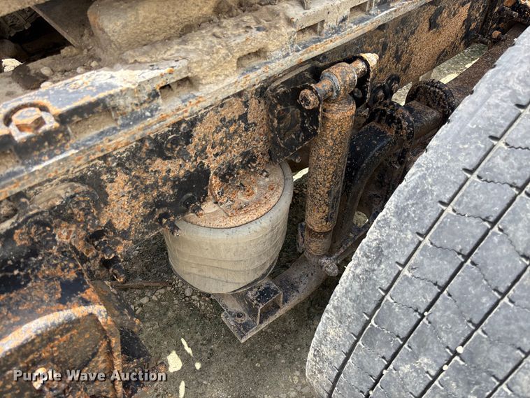 image for item FC1774 2002 Volvo VNL semi truck